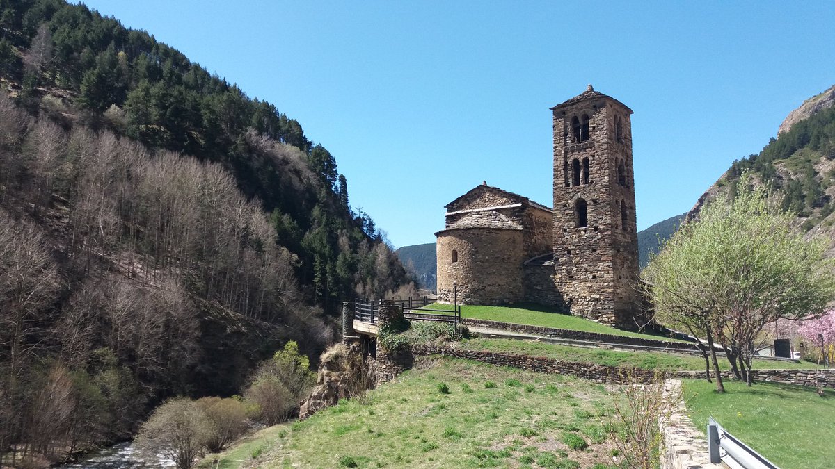 Verde y románico en #Andorra. 
#FotoViajera