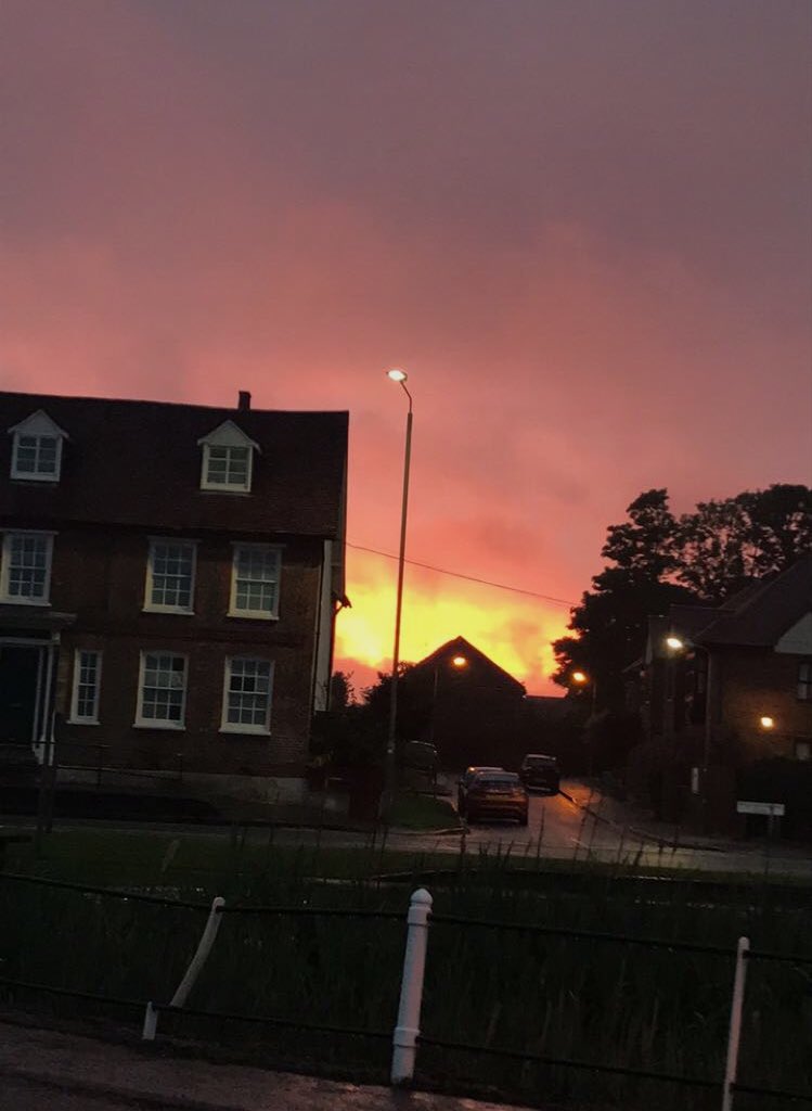 TVP_Bucks's tweet photo. View from the back of Aylesbury Police Station tonight #C6936 #redskyatnight https://t.co/L9FXPb724I