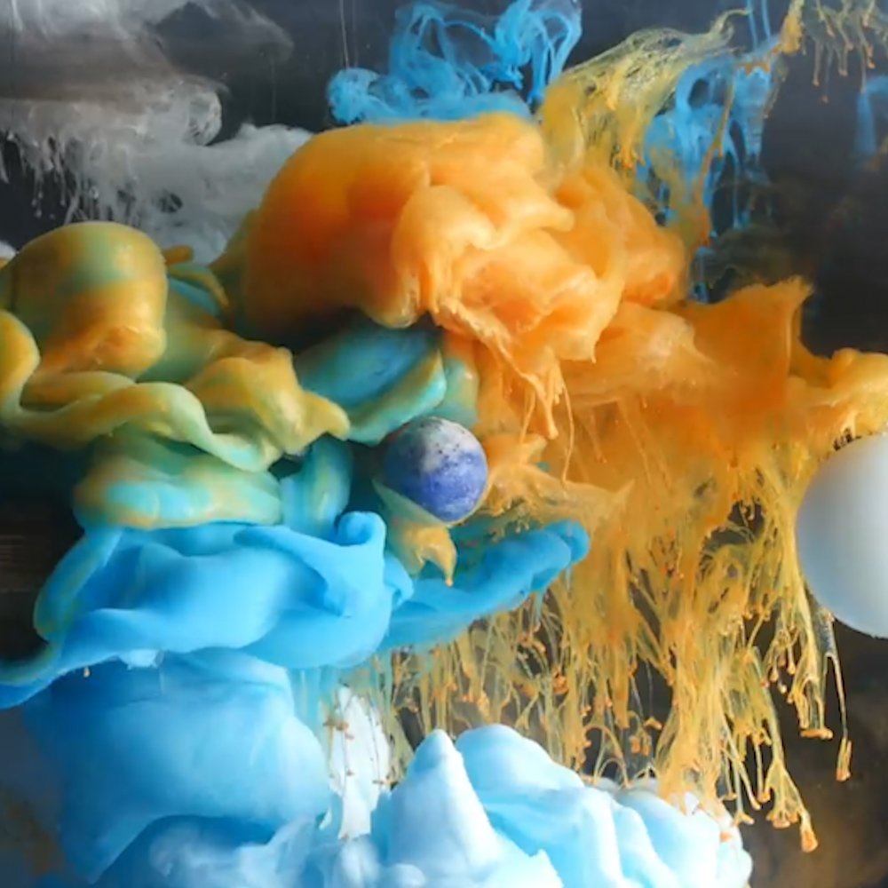 синяя краска в воде. краска в воде. чернила в воде. краска под водой. смесь красок.