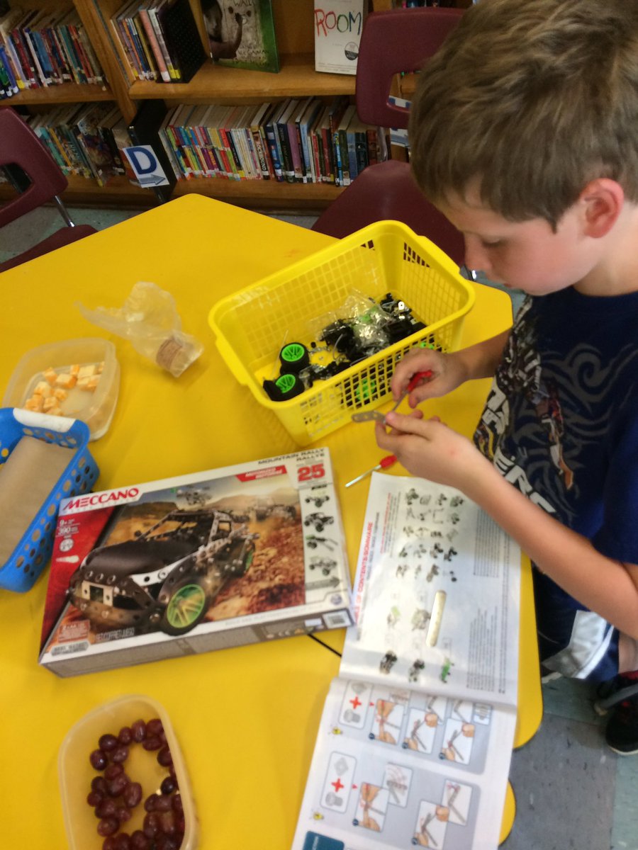 alexkirbygecdsb's tweet image. Helping to prepare for the Maker Faire tomorrow! Come by after school to join in the fun #STEMisCool