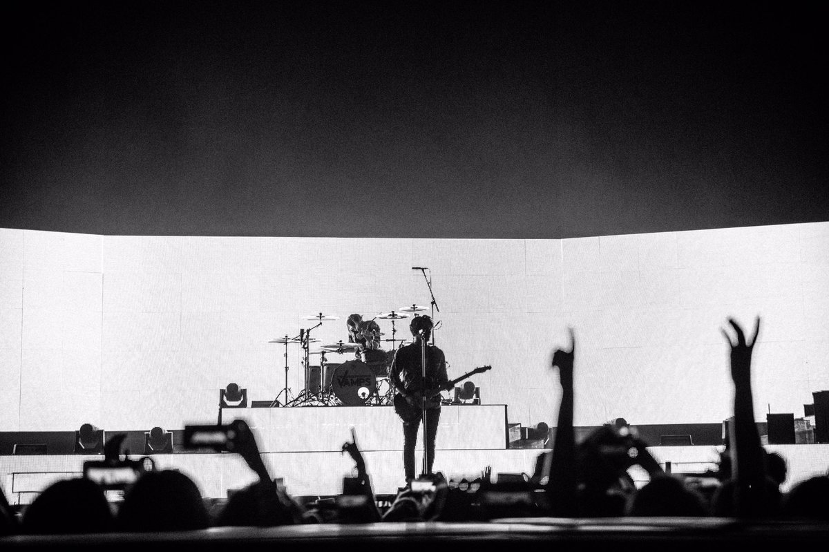 hole400's tweet photo. @TheVampsband @TheVampsBrad #02london #MiddleOfTheNightTour photo @hole400 #thomashole #thevamps https://t.co/g19iSSXcWg