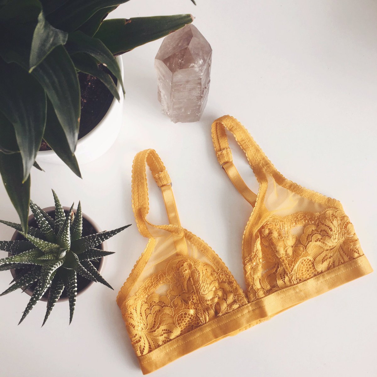 Cheerful 'Lena' bra in a fun Marigold color. You won't want to take her off - findingrosie.com/products/lena-… 💫✨
#flatlay