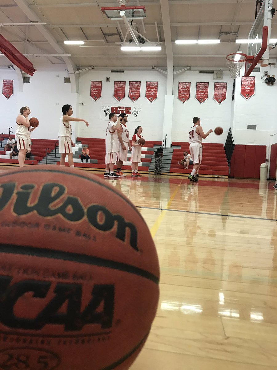 BvilleUnified's tweet photo. The bees getting ready for their game against @ESMSpartans tonight! 🏀 https://t.co/xrBy9Sye7x