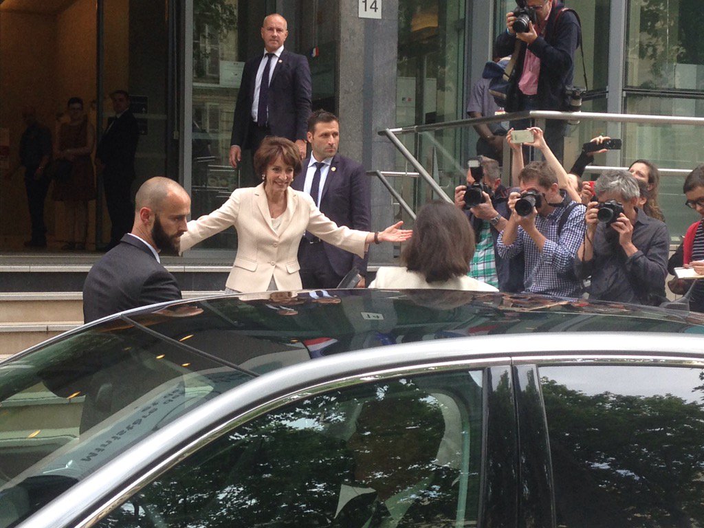 Marisol Touraine accueillant Agnès Buzyn, nouvelle ministre de la santé <a href="/RTLFrance/">RTL France</a> #gouvernement #sante