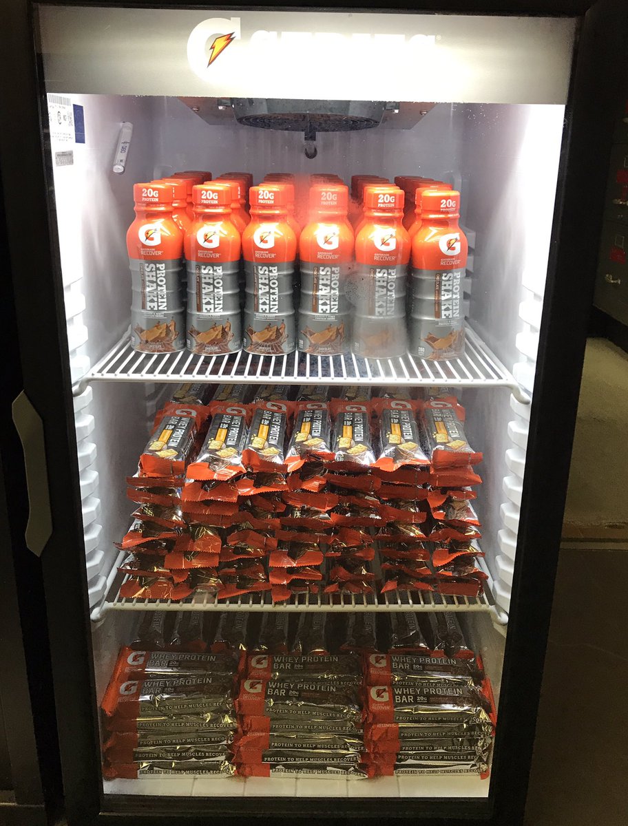 john_p34's tweet photo. How many high school players have one of these in the locker room. #noramennoodles https://t.co/P72w6B1BX6