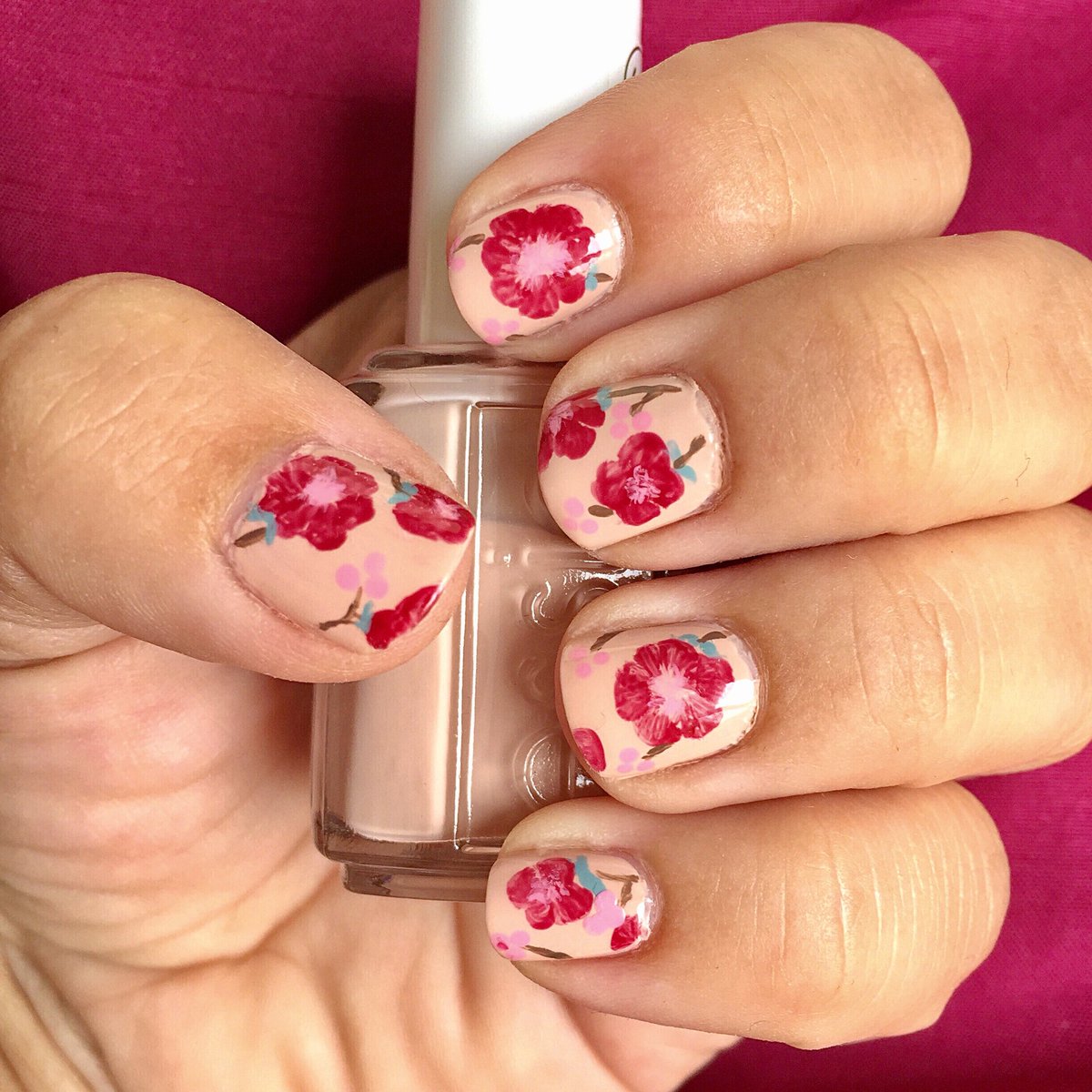 IAmPolishedUp's tweet photo. Flower mani🌺#essiecolor #spinthebottle #sweptoffmyfeet #backseatbesties #udonknowme #fiercenofear #essie #danishnailpolishblogger #loveessie https://t.co/kYR6Srszuk