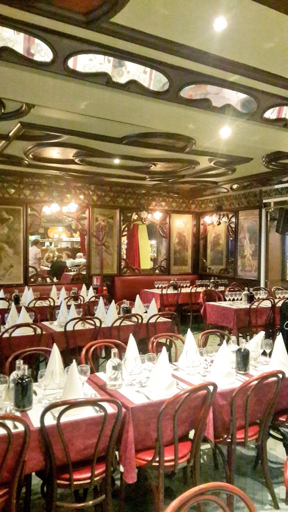 idealmeetings's tweet photo. Super dîner dans une belle institution montmartroise! #restaurant #paris #bonneadresse #eductour #teamime #food #spectacle #cabaret https://t.co/9UUFEvIXHH