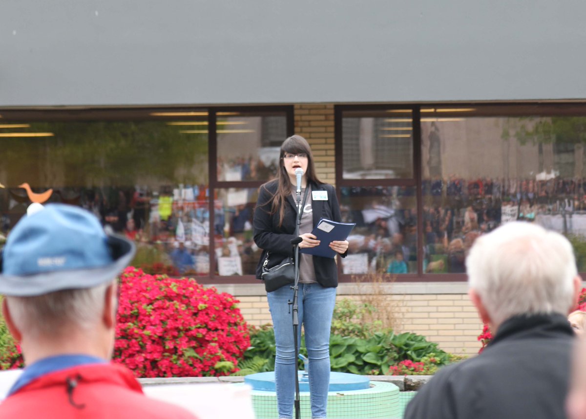 CommonThreadsNW's tweet photo. So brave,   Bellingham Technical Collage student, Alyssa Williams stands out among her peers #WakeUpWhatcom  https://t.co/BSfGa7tzBw https://t.co/jDzXQpCH7o