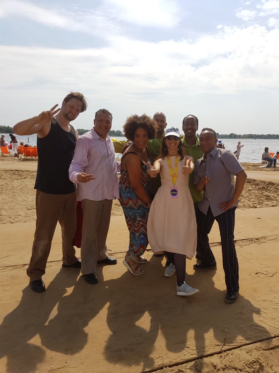 GwendolynHeathh's tweet photo. @umarebru en @ChairsRocking bij @LibelleZomerwk. #sterkevrouw #beach #almerestrand #chilling https://t.co/ctcns93BXL