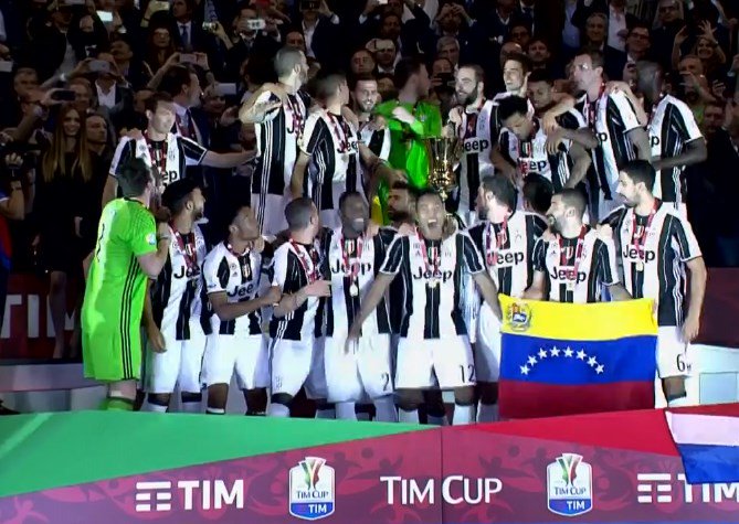 SC_ESPN's tweet photo. La bandera de Venezuela, presente en los festejos de Juventus campeón por Tomás Rincón. https://t.co/7jpqBN4dZj