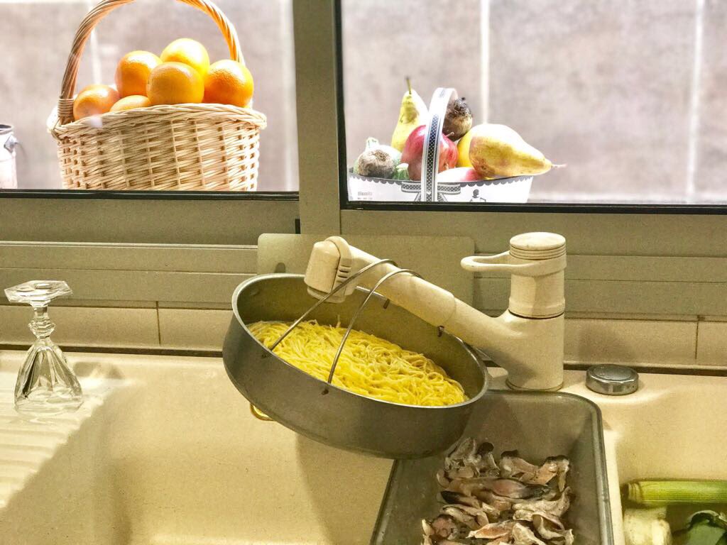 DespensaEmelin's tweet photo. Ya tengo escurriendo los dos ingredientes principales para la próxima receta en el blog; la pasta y unas cocochas de merluza ... 🐟🍜 https://t.co/nJRf5CwUrC