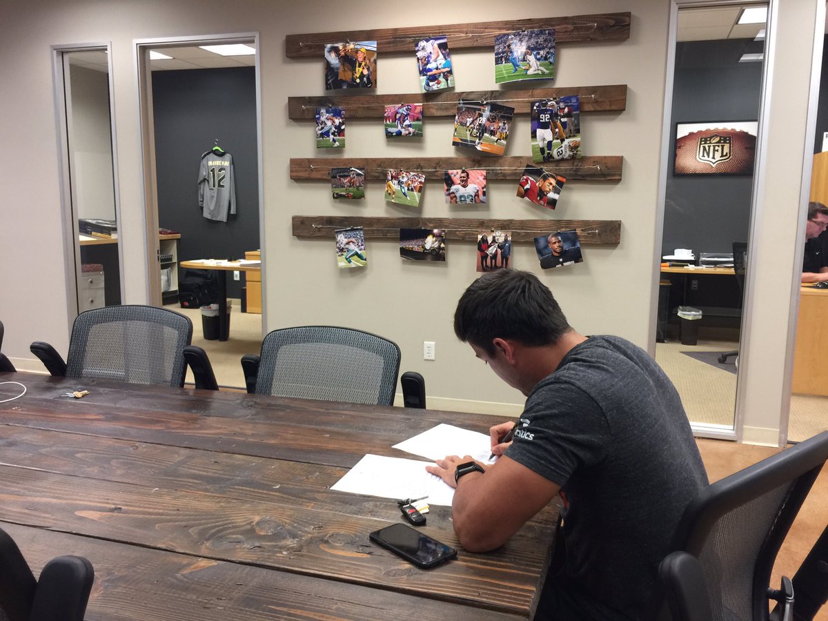 AydotJaydot_'s tweet image. New chapter, new adventure, same God of provision! Calgary let's do some great things together 🇨🇦