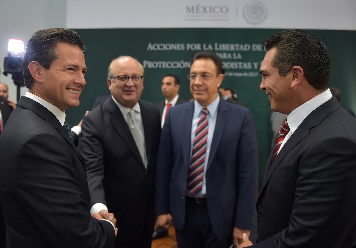 alitomorenoc's tweet photo. Reunión con el Pdte. @EPN y el Srio. @osoriochong para tomar decisiones en beneficio de la libertad de expresión y protección de periodistas https://t.co/Kk94hrBvRv