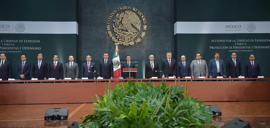 alitomorenoc's tweet photo. Reunión con el Pdte. @EPN y el Srio. @osoriochong para tomar decisiones en beneficio de la libertad de expresión y protección de periodistas https://t.co/Kk94hrBvRv