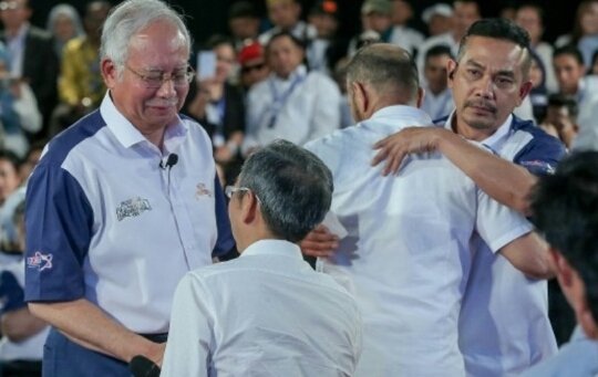 Bernipu's tweet photo. Bengang kerana campur urusan orang Melayu,  Rani Kulup (memakai beret merah) mahu 'repeat' dengan David Teo di luar acara. https://t.co/LlAsDRp8vq