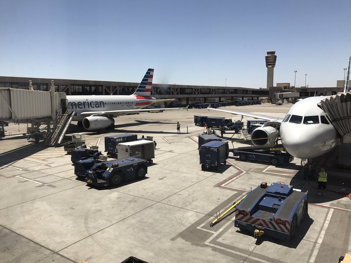 fromtheleftseat's tweet photo. Beautiful afternoon in @PHXSkyHarbor #AmericanView of my @AirbusInTheUS #A320 being prepped for flight @AmericanAir #AACrew #AAPilot https://t.co/Ufeh0AJUNT