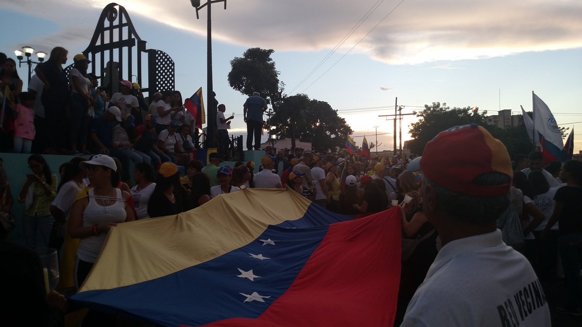 NolbertoHerrera's tweet photo. Por arrancar marcha de las velas o antorchas hacia plaza de Santa Rosa. #17May2017 https://t.co/6ooSR870ud