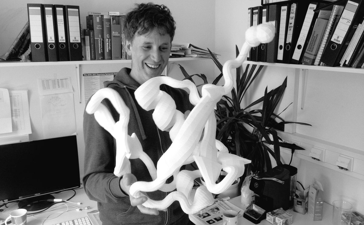 NDissmeyer's tweet photo. @Proteostasis @unimedhal @UniHalle "talking #ubiquitin" with @UniHalle @unimedhal @proteostasis colleague Thorsten Pfirrmann, member of new @dfg_public grad school #ProMoAge https://t.co/uHvXSMbBpG