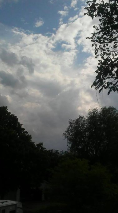 Budderfly13's tweet photo. @KWWL I took this picture outside of my house in northeast Oelwein as the storm aproached. https://t.co/Q0qaKgLdlh
