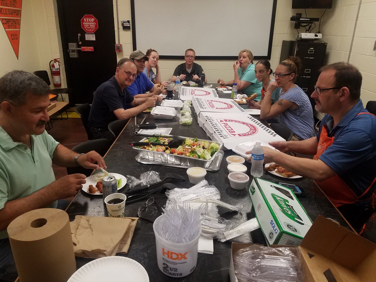 amyboyer71's tweet photo. #Memorialdayadsetfamilydinner #2662 #Thanksbosslady @MicheleMinniear @WorrellJay @DanielleKida1 @Sonic_Boom_Tara @TomChrz @berniedion https://t.co/IaslSdNeVI