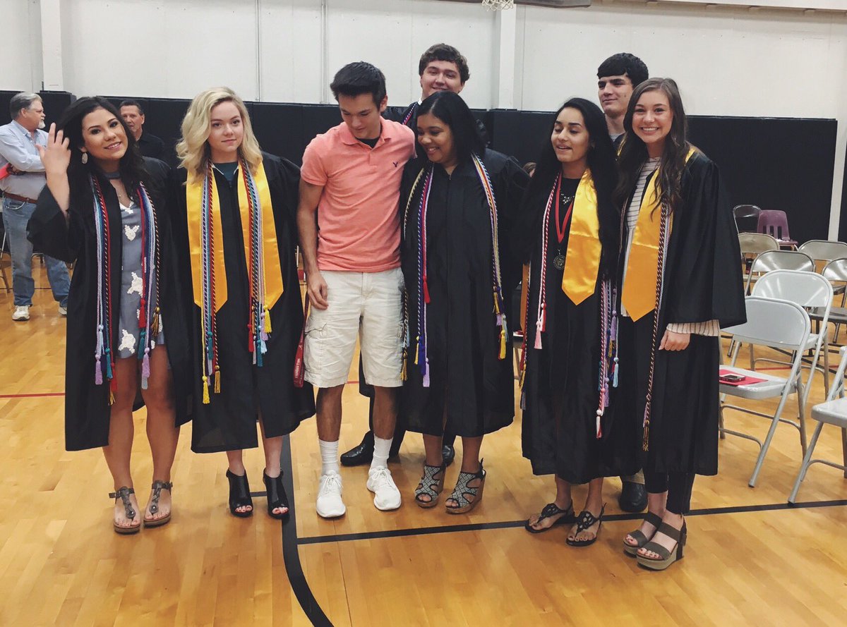 emilyyyclaire's tweet photo. It was our last awards day🎓...except for Dawson, he still has another year! @brownbrittany98 @CaelyWilliams #dysfunctionalfriends #happyday https://t.co/rsftcIqjim