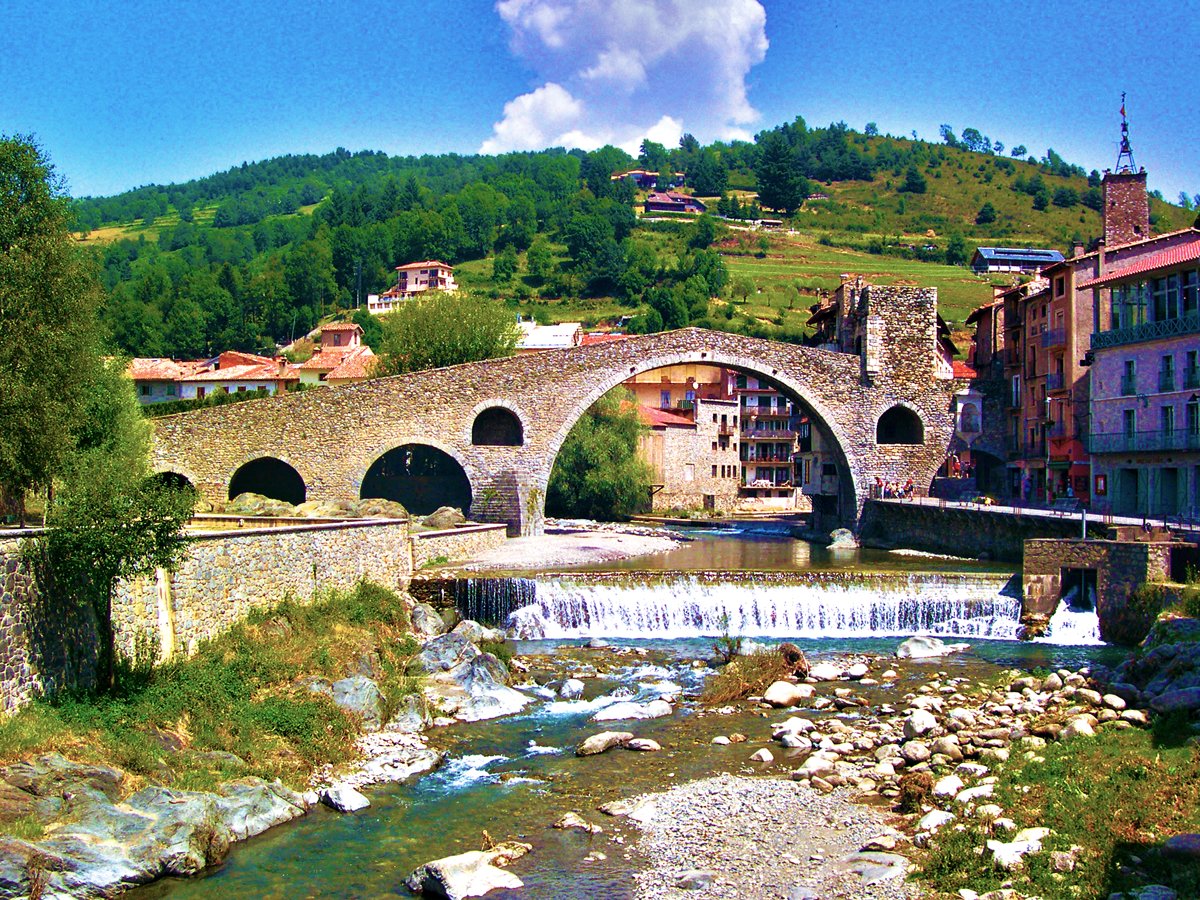 visitcatalonia's tweet photo. #Camprodón: a charming town with cobbled streets, ancient bridges, yummy sausages and famous crackers. 😍📸 #Catalonia https://t.co/F6tIrd2Bce https://t.co/lR86OhbW6I