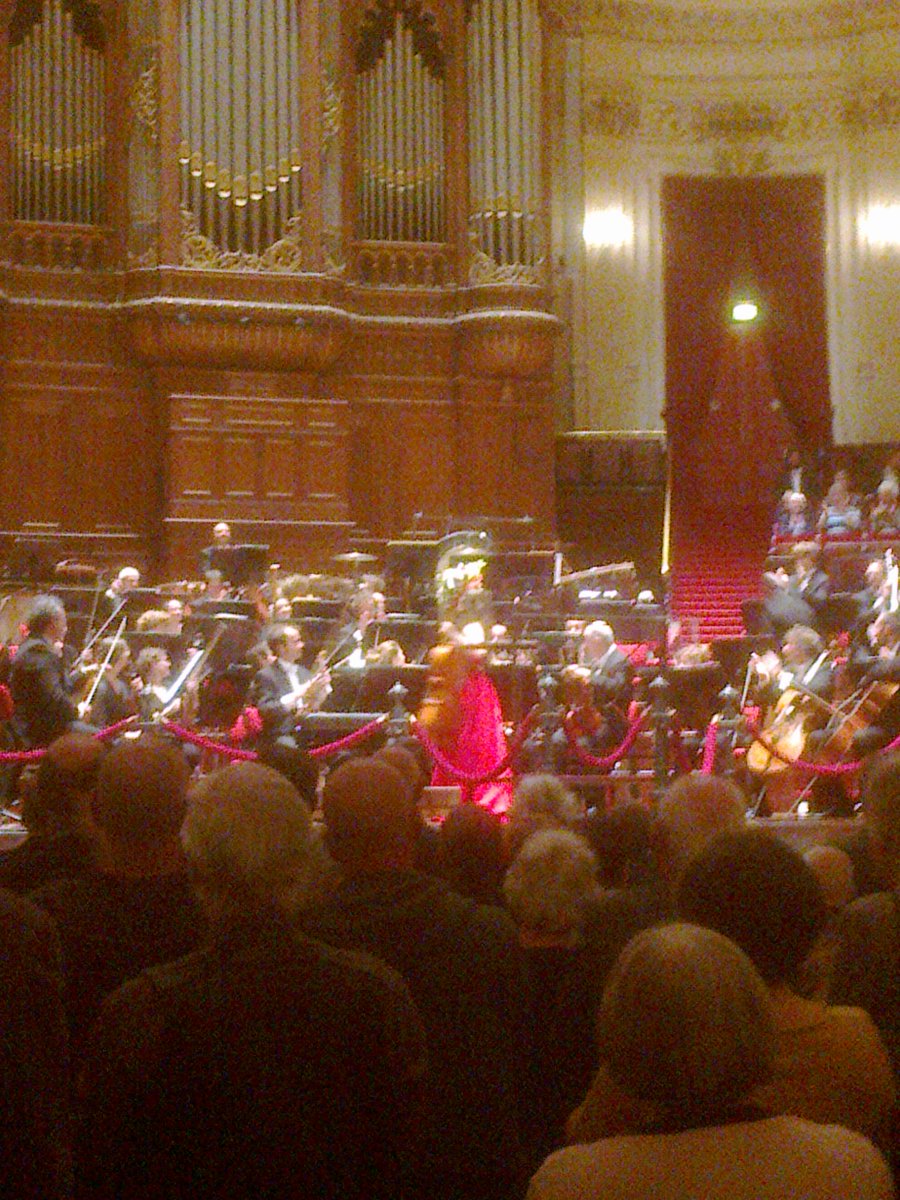 Joshinadam's tweet photo. #Alisa #Weilerstein met #Dmitri #Sjostakovitsj #Celloconcert nr.1 in Es, op. 107 (1959) #Concertgebouw 13 mei 2017 https://t.co/dQaAHh4vBv https://t.co/vcOWfqUuTt