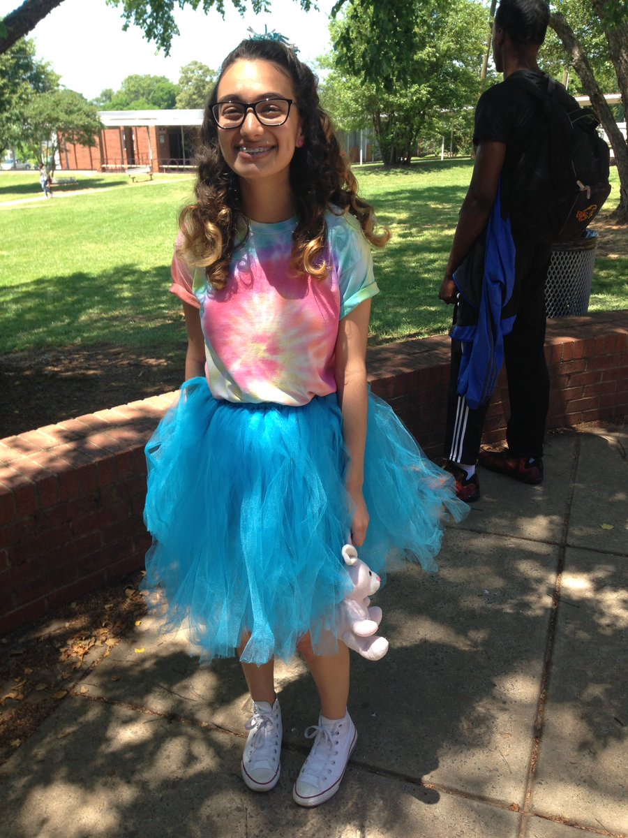 DubCLions's tweet photo. #kiddieday shenanigans! #co2017seniorsdubc #SeniorWeek17 https://t.co/iVAjqsJLuy