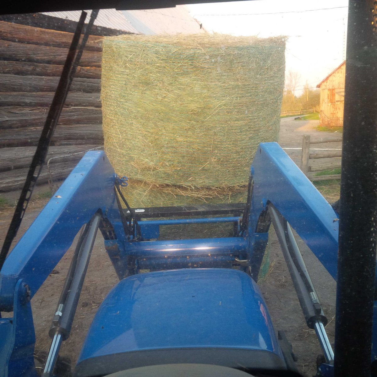 BrentPalsson's tweet photo. Last 2 bales!!! #drought16 #floods17 glad I planned for the worst!!! Out they go tomorrow!!! #grassisntready https://t.co/YrK9hKGTJs
