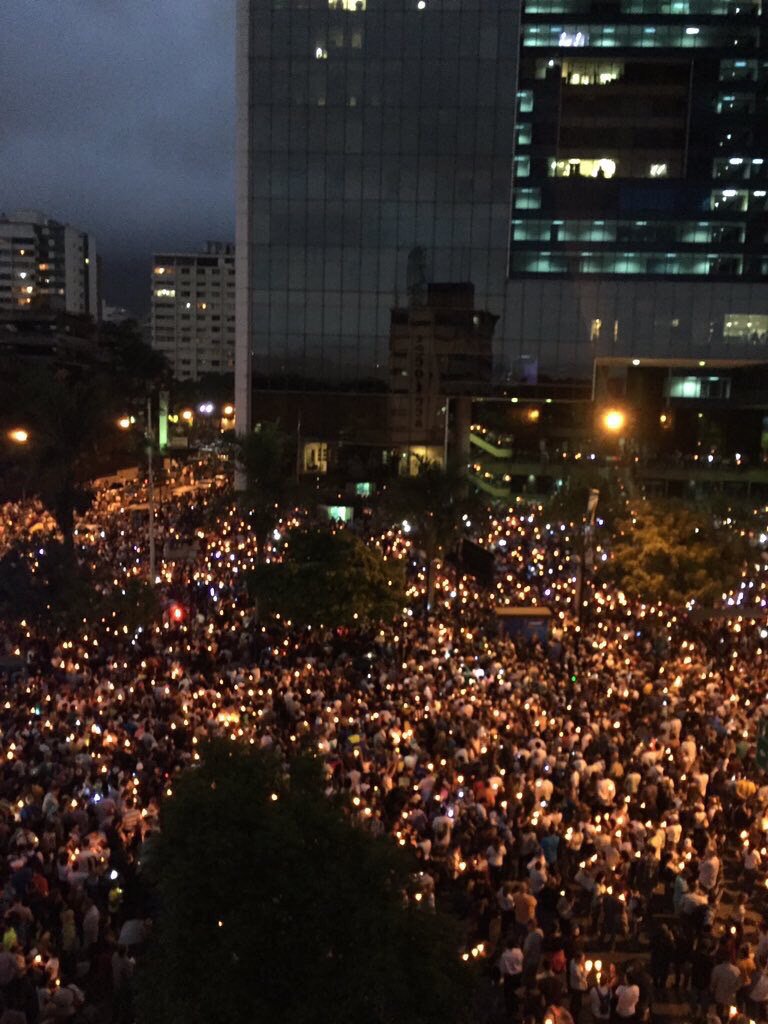 FreddyGuevaraC's tweet photo. Protesta nocturna. Tomamos las calles en la noche y no hubo represión en estas manifestaciones. Confianza pueblo https://t.co/oYJjeggELh