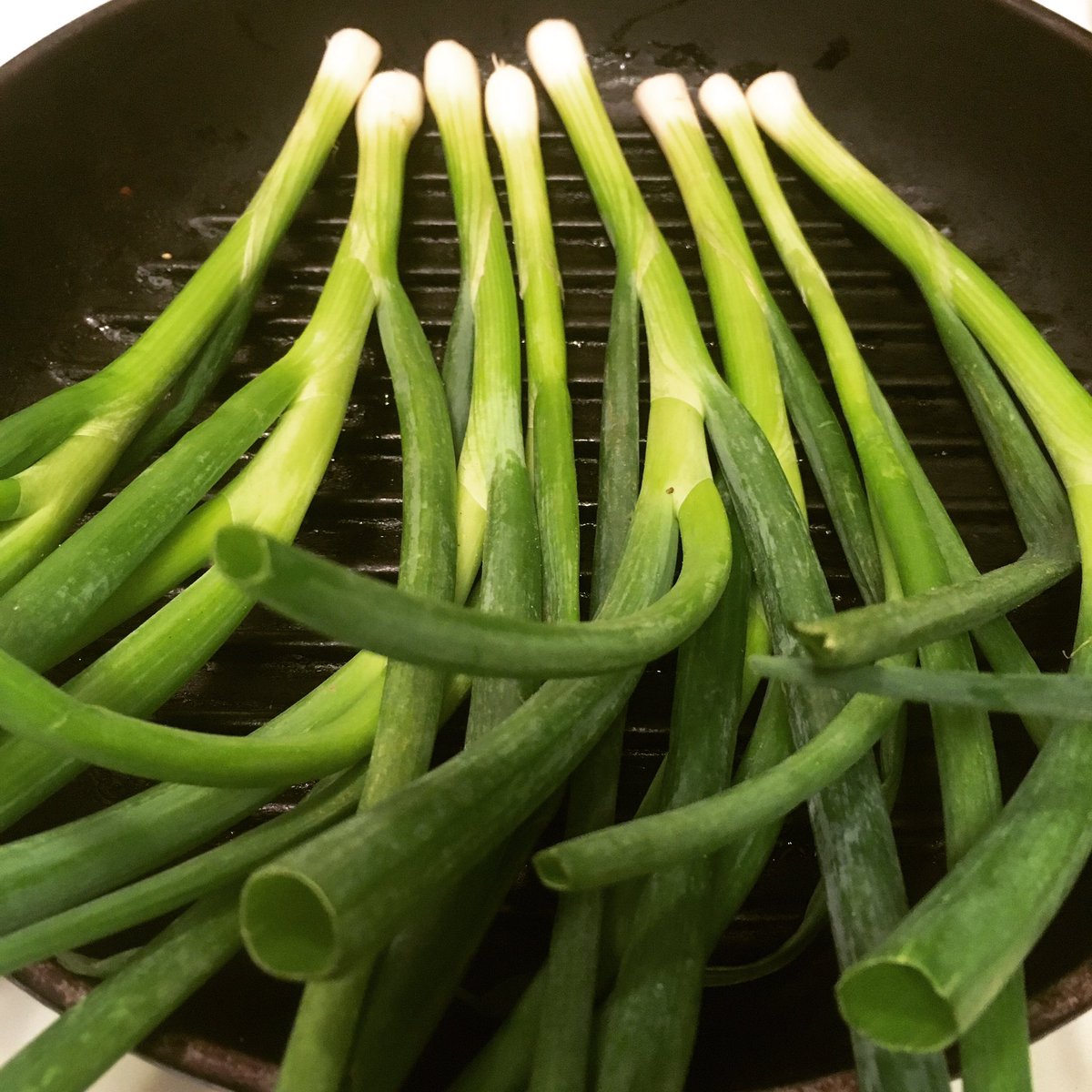 KitchenSprout's tweet photo. #ShopLocal .@dilisos #InchAndAHalfRibEyeSteak #PanSearedInTarragonButter #RoastedGarlic #GrilledRedPepper #GrilledSpringOnion #TomatoNBasil https://t.co/MAusJECgE3