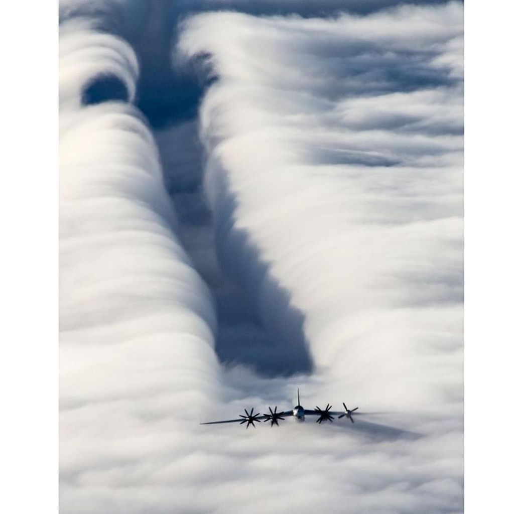 CapstarGroup's tweet image. TU-95 Bear with &quot;downwash&quot; on the clouds. #luxurytravel #luxuryservices #securitydriving #security ift.tt/2quwyam