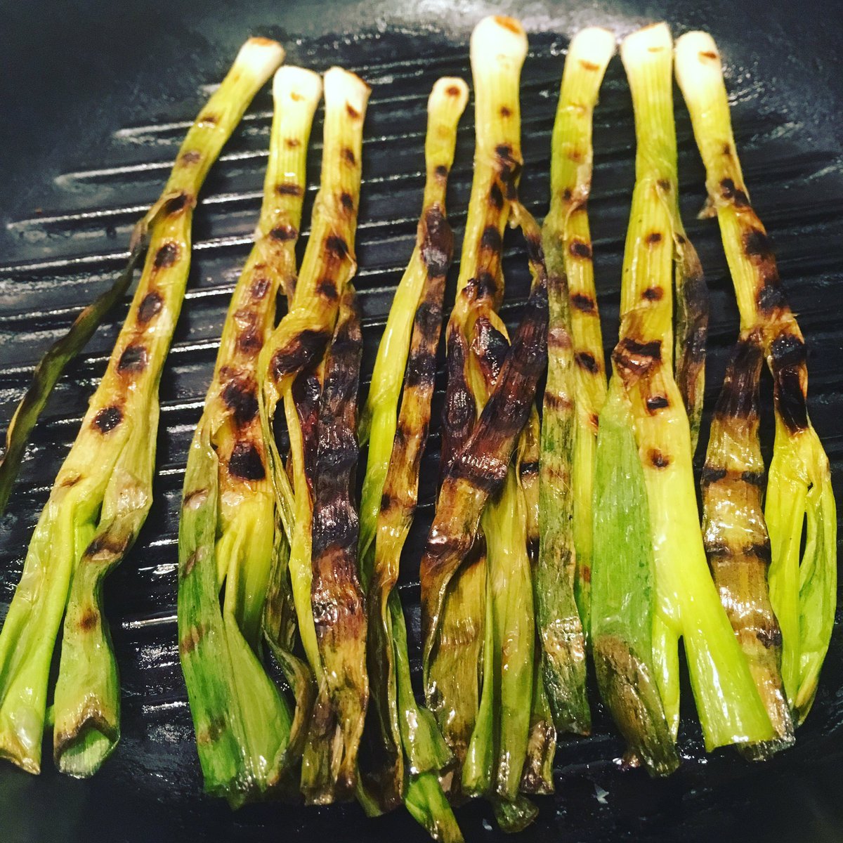 KitchenSprout's tweet photo. #ShopLocal .@dilisos #InchAndAHalfRibEyeSteak #PanSearedInTarragonButter #RoastedGarlic #GrilledRedPepper #GrilledSpringOnion #TomatoNBasil https://t.co/kVKiDN9pqA