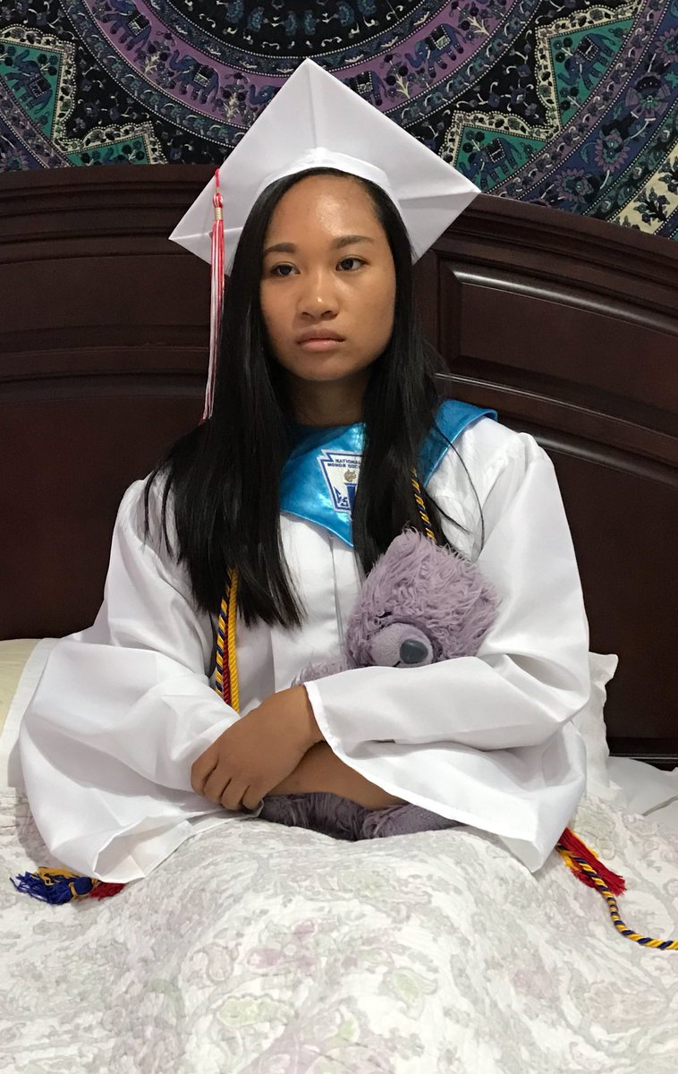 emilierosee's tweet photo. Patiently waiting for graduation like https://t.co/6Bp52RPYM3