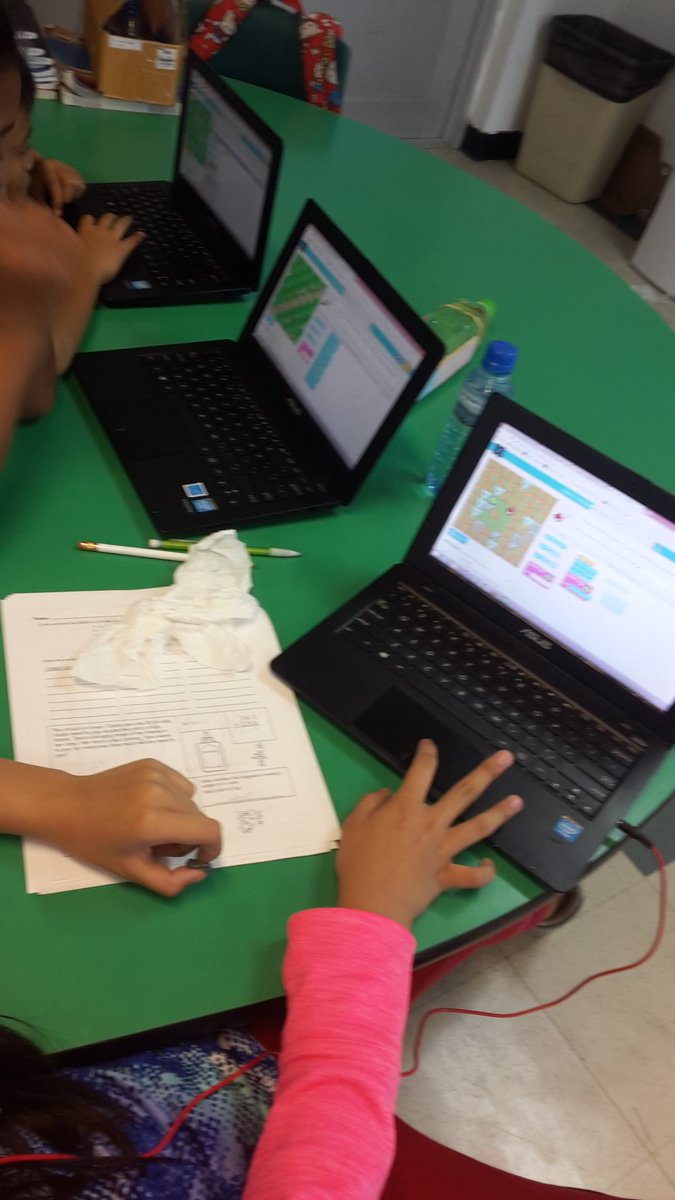 hocog_edwina's tweet photo. My 5rh grade students having fun, exploring @codeorg #psstech @rakerr https://t.co/rLc1JH6QwY