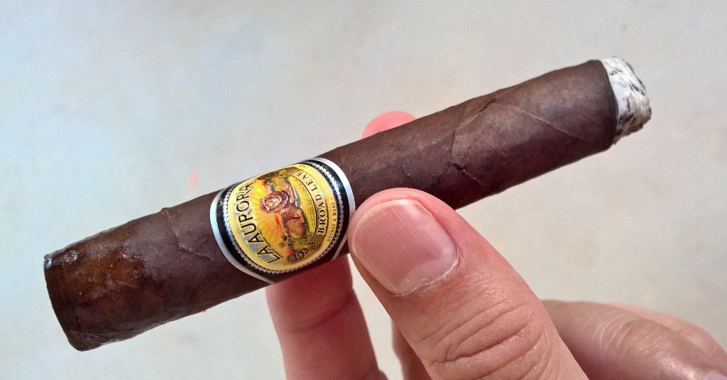 90SouthLeader's tweet photo. @LaAuroraCigars #Texas @cigars_leisure @TheCigarLife @cigarsnobmag Enjoying now https://t.co/rH1kZgbghT
