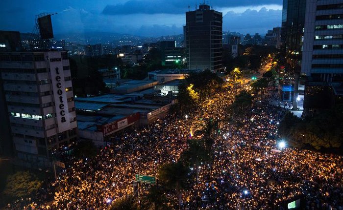 RunRunesWeb's tweet photo. Oposición homenajea con encendido de velas a los caídos en protestas https://t.co/d0jzbTYnVr https://t.co/CHBXOgZK2f