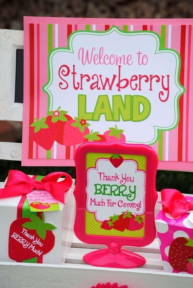 Because we all love strawberry shortcake 🍓🍓🍓// See more:  bit.ly/2qpGxgK 

#birthdayparty #firstbirthday