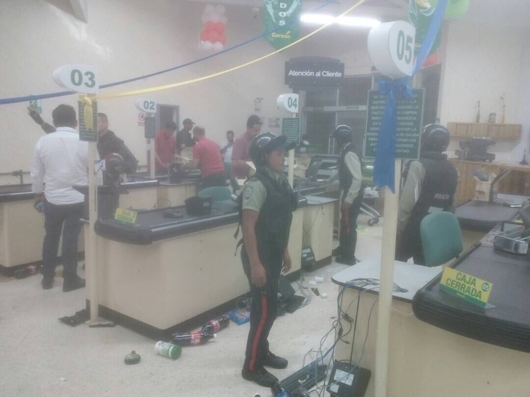 _patricialorena's tweet photo. Ultima Hora. Actuación de @PoliciaDeSC ante intento de saqueo en el Supermercado Garzón Urb. Mérida. Tenemos a cinco sujetos detenidos https://t.co/B0aVAUZx92
