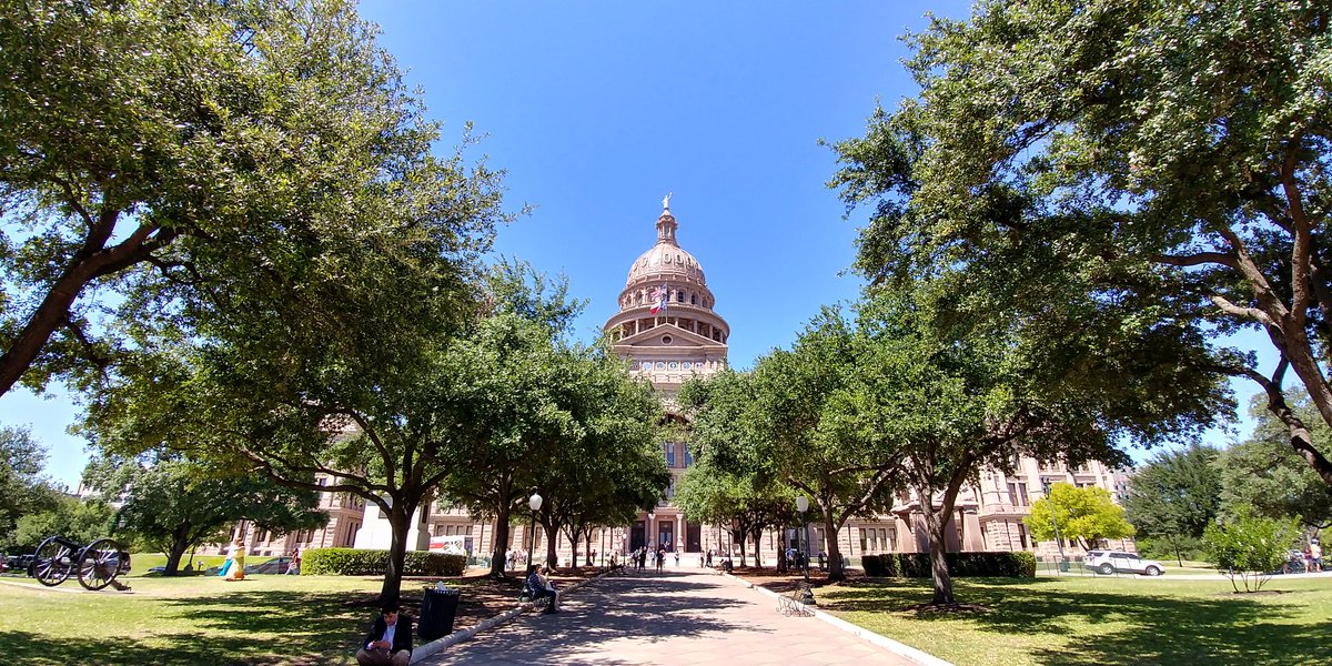 jonas5317's tweet image. Last batch of picks from TX capitol grounds. ❤the vibrant contrast of blues &amp;amp; greens the #LGG6 cam delivers. #photography #WideAngleCamera