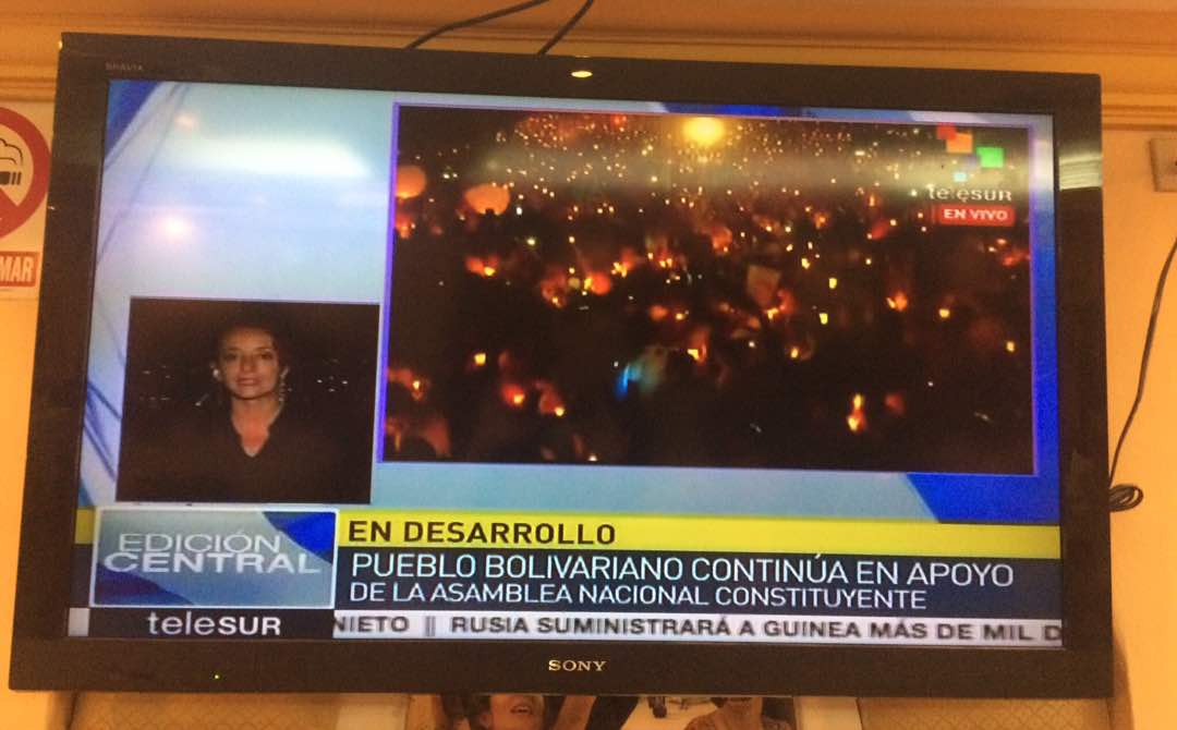 Heberlizeth's tweet photo. Telesur usa imagen de vigilia opositora para decir q oficialistas continúan apoyando la constituyente. Esto no es periodismo #TelesurMiente https://t.co/ikdSXqsGVf