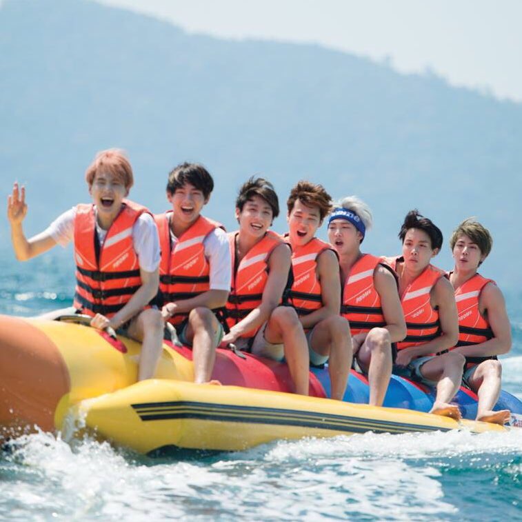 jkcreambunny's tweet image. All of the other members have big smiles on their faces, but then theres jhope 

I vote for @BTS_twt #BTSBBMAs