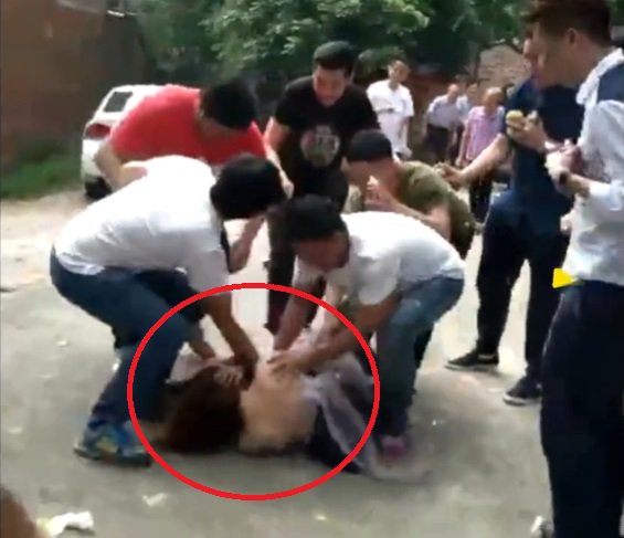 Re File リファイル On Twitter 中国 結婚披露宴に参加した新婦の友人女性が新郎の友人男性に集団で胸や体を触られる Https T Co Blj4hlpdyi Https T Co Uzg4axf9lr Twitter