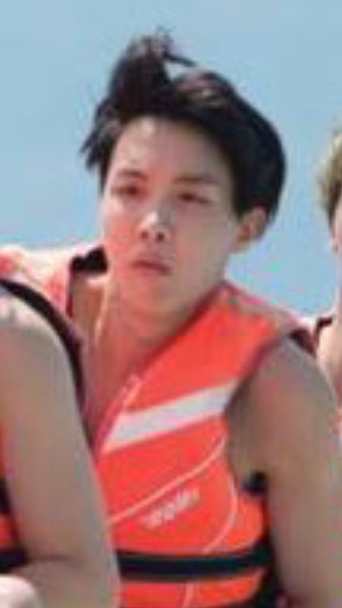 jkcreambunny's tweet image. All of the other members have big smiles on their faces, but then theres jhope 

I vote for @BTS_twt #BTSBBMAs