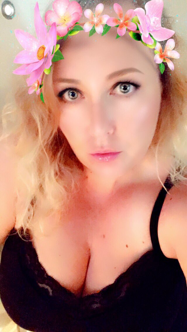 wookielover53's tweet photo. awe pink flowers in my hair #snapchatfilter 1st pic i used #befunkyapp & @YouCamApps for editing 2nd just plain old me #Flowers https://t.co/AqzvwP13OY