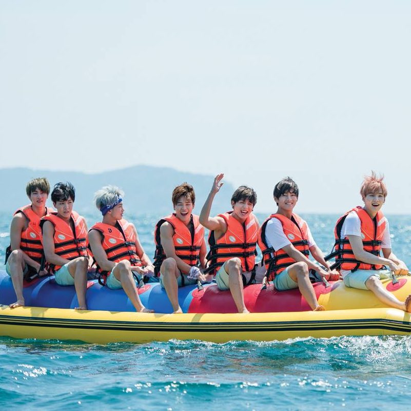 jkcreambunny's tweet image. All of the other members have big smiles on their faces, but then theres jhope 

I vote for @BTS_twt #BTSBBMAs