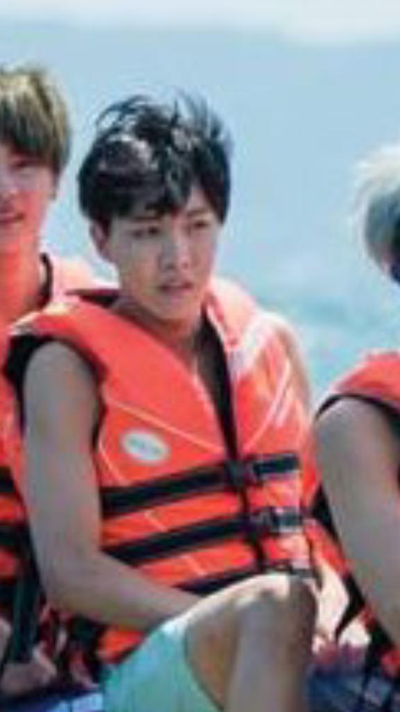 jkcreambunny's tweet image. All of the other members have big smiles on their faces, but then theres jhope 

I vote for @BTS_twt #BTSBBMAs