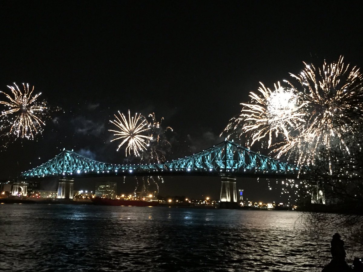 alaindassylva's tweet image. À compter de ce soir pour le @375Mtl le Pont Jacques-Cartier brille magnifiquement! 🎉#illuminationMTL #375MTL #jaimeMTL #Canada150