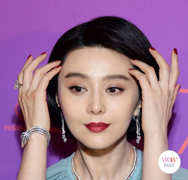 #FanBingbing wearing #DeBeers #jewelry at #CannesFilmFestival #Cannes2017 #Cannes #redcarpet 
whoworewhatdaily.com/fan-bingbing-7…