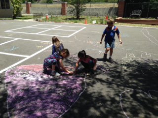 NISDHelotes1st's tweet photo. Sometimes old fashioned chalk is better than any technology!! @RhondaJohnsonTX @danabickley #creativityoutdoors https://t.co/RS6rOcyBfm